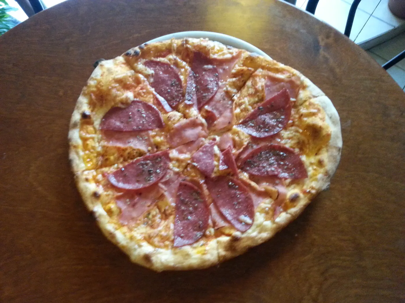 Een vers afgebakken pizza van Grande Italië.