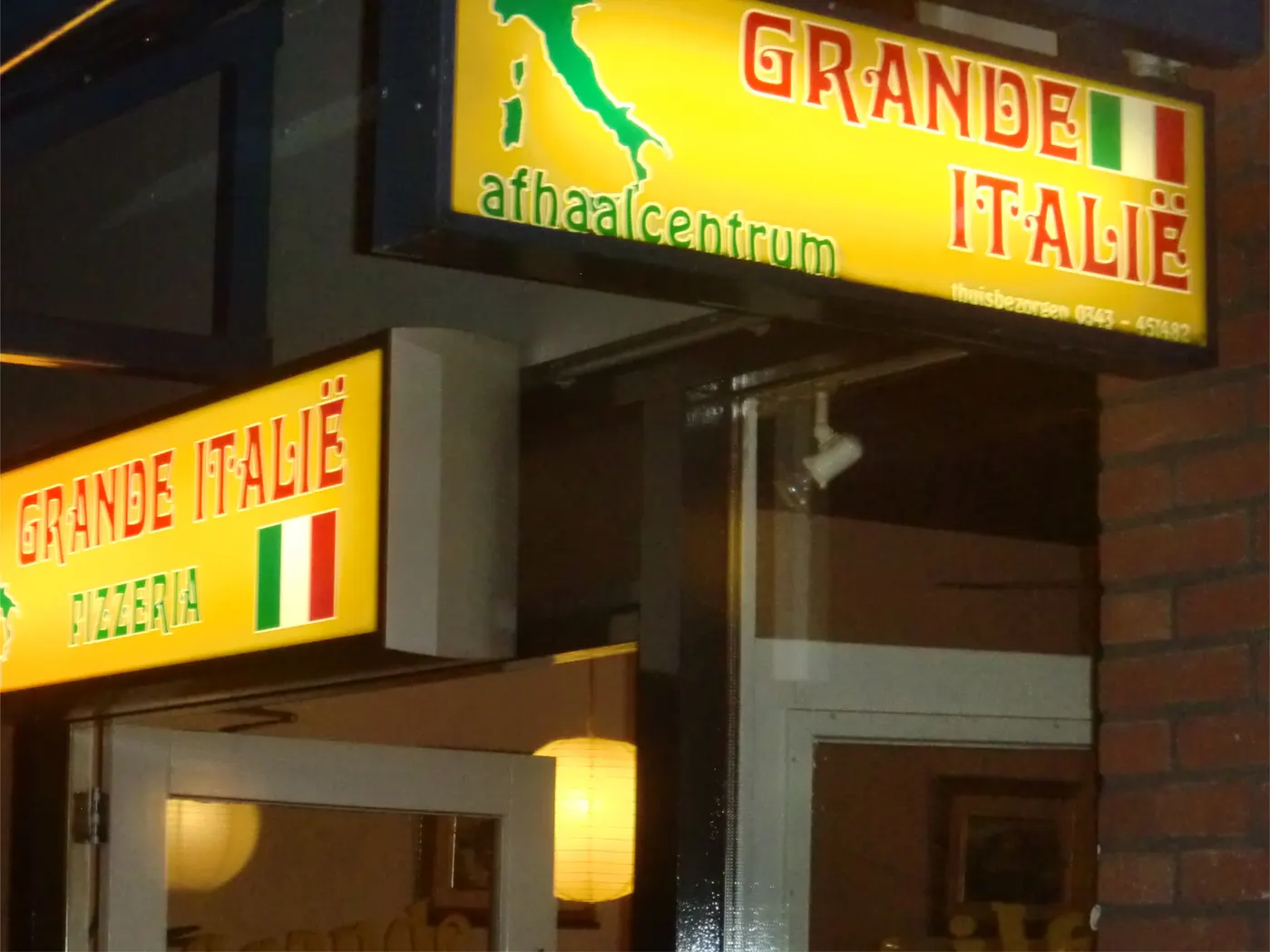 De gevel van Grande Italië met het uithangbord in Leersum.