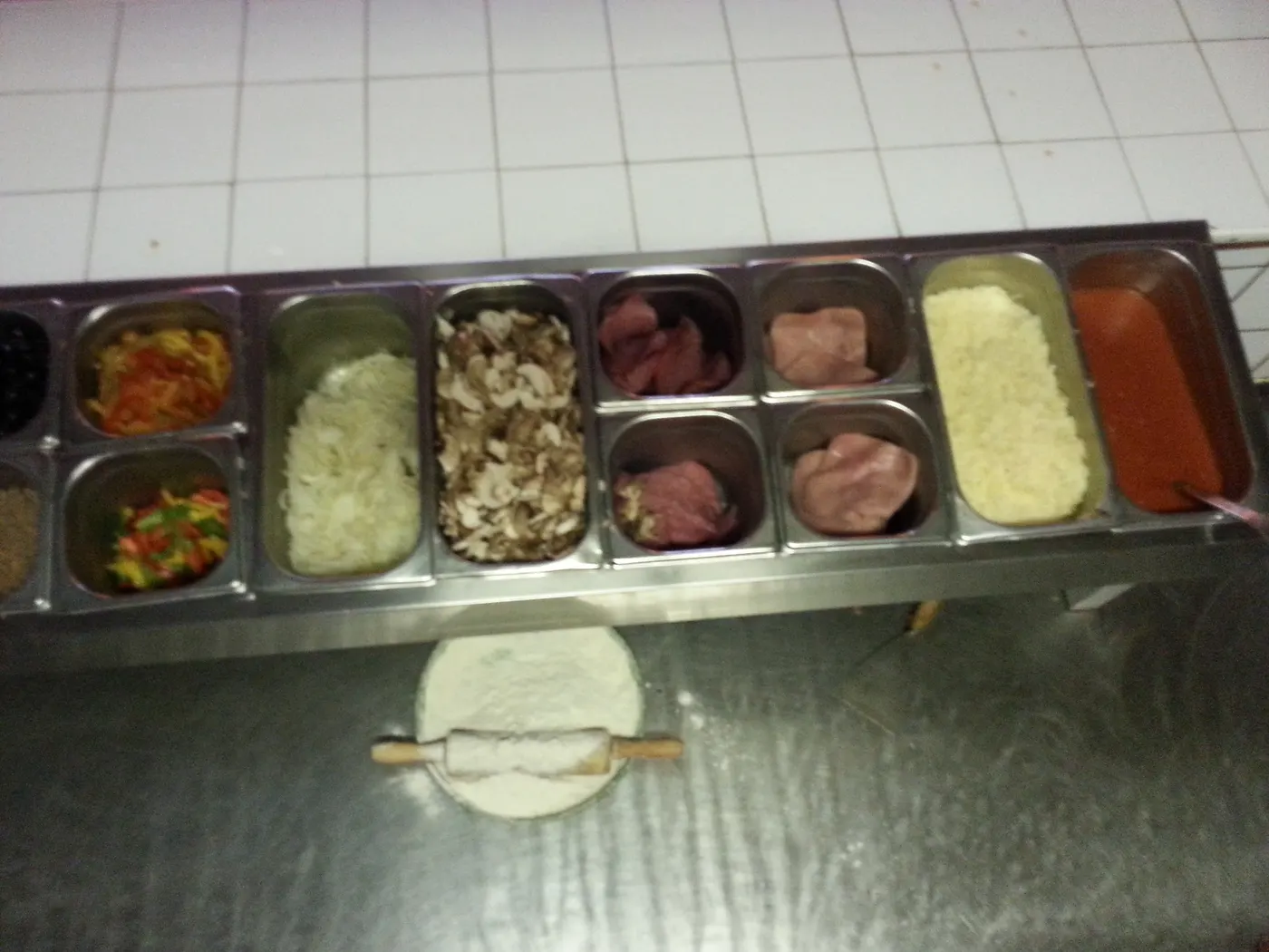 Een bezorger van Grande Italië onderweg met een bestelling.