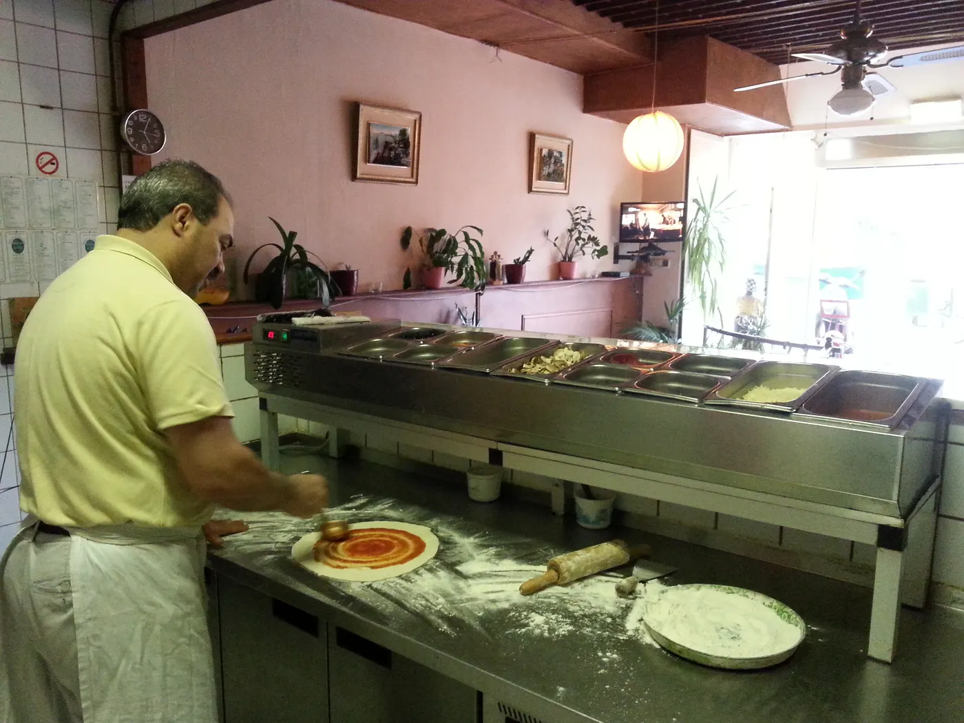 Verse ingrediënten klaar voor het beleggen van de pizza's.