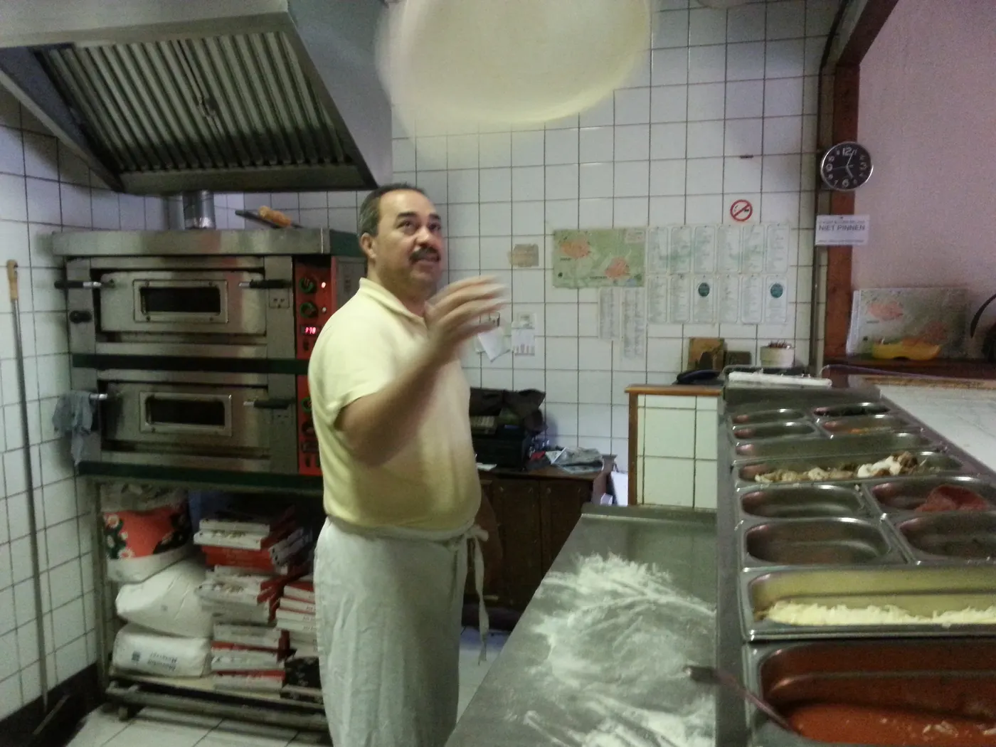 Mario in zijn keuken bij Grande Italië.